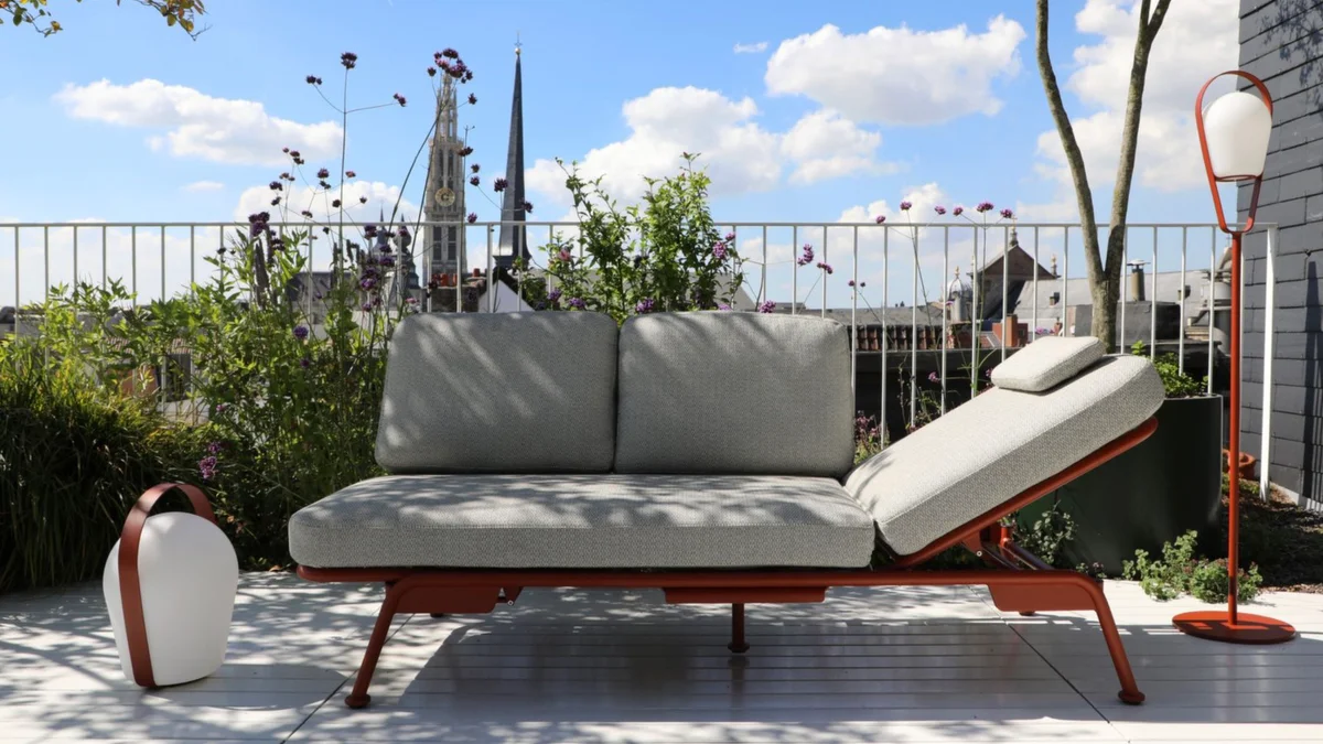 Lampes Bob Proloisirs allumées en blanc chaud sur une terrasse en soirée, ambiance cosy