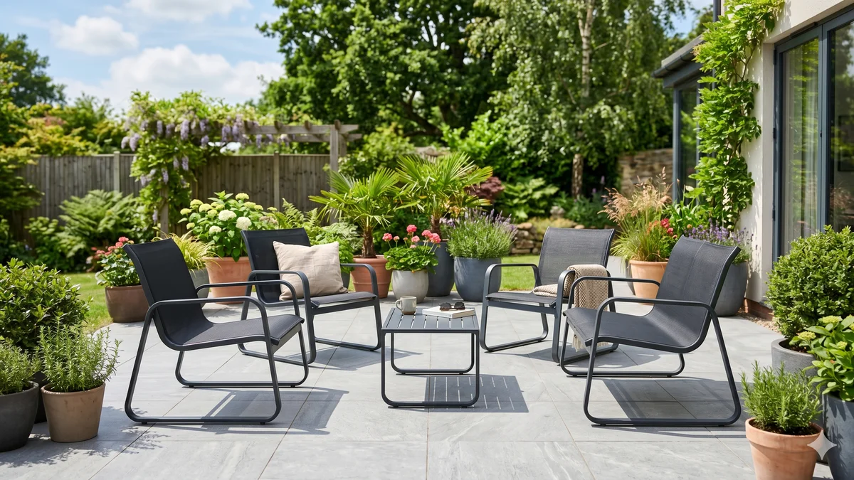 Salon de jardin avec chaises en textilène noir sur une terrasse moderne ensoleillée
